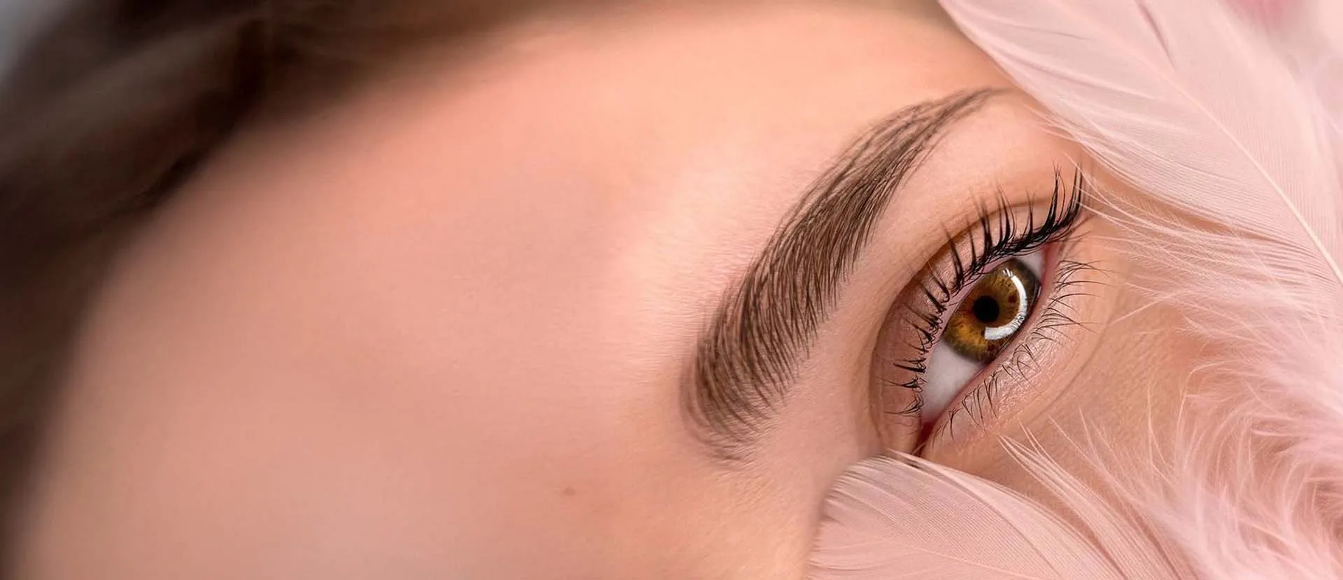 Процедура по наращиванию ресниц с максимальным комфортом